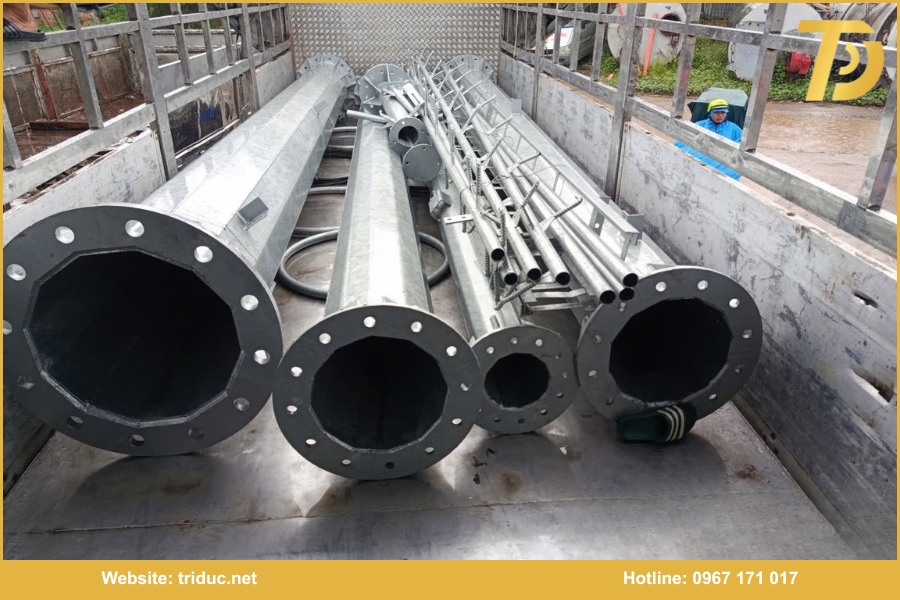 Dịch vụ sản xuất cột thép và thiết bị viễn thông tại Trí Đức